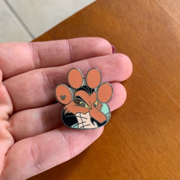 Scar paw print Disney pin - The Lion King villains - Picture 3 of 4